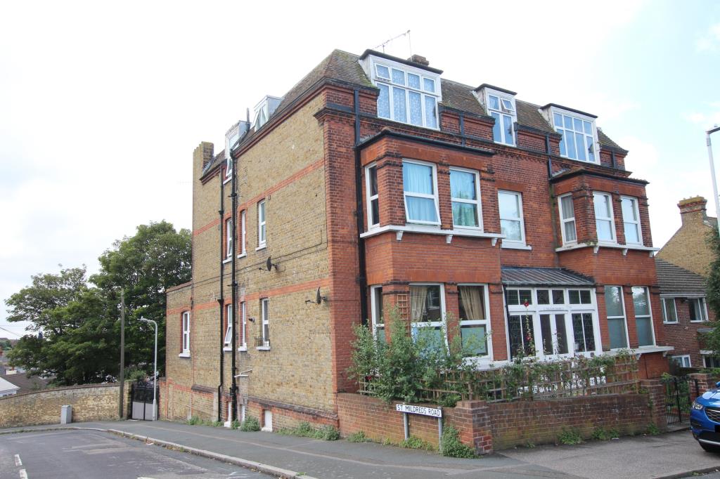 Lot: 52 - TWO-BEDROOM FLAT WITH SHARE OF FREEHOLD - 